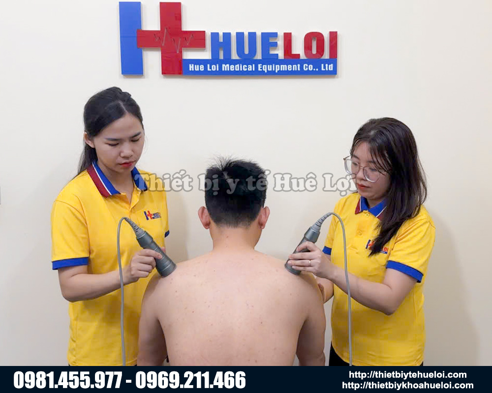bệnh nhân trải nghiệm máy siêu âm trị liệu 2 đầu dò