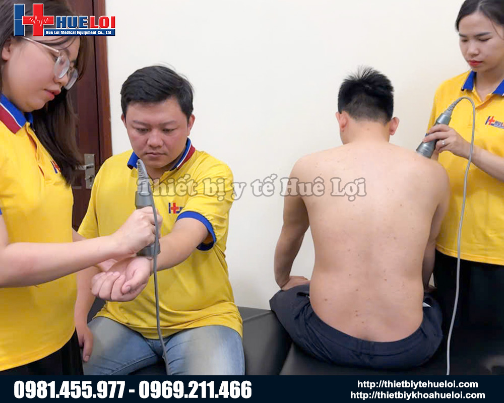 bệnh nhân trải nghiệm máy siêu âm trị liệu 2 kênh