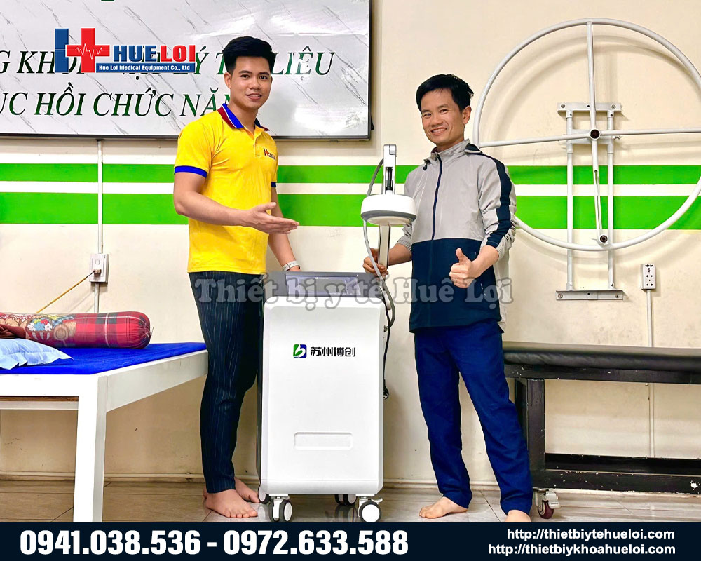 C&ocirc;ng Ty Hu&ecirc; Lợi b&agrave;n giao m&aacute;y vi s&oacute;ng trị liệu AMT-B1 cho ph&ograve;ng kh&aacute;m tại Đ&agrave; Nẵng