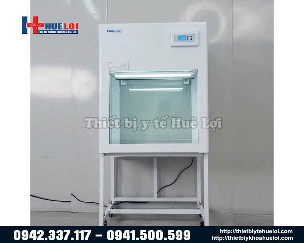 tủ dòng khí chảy tầng một người thao tác